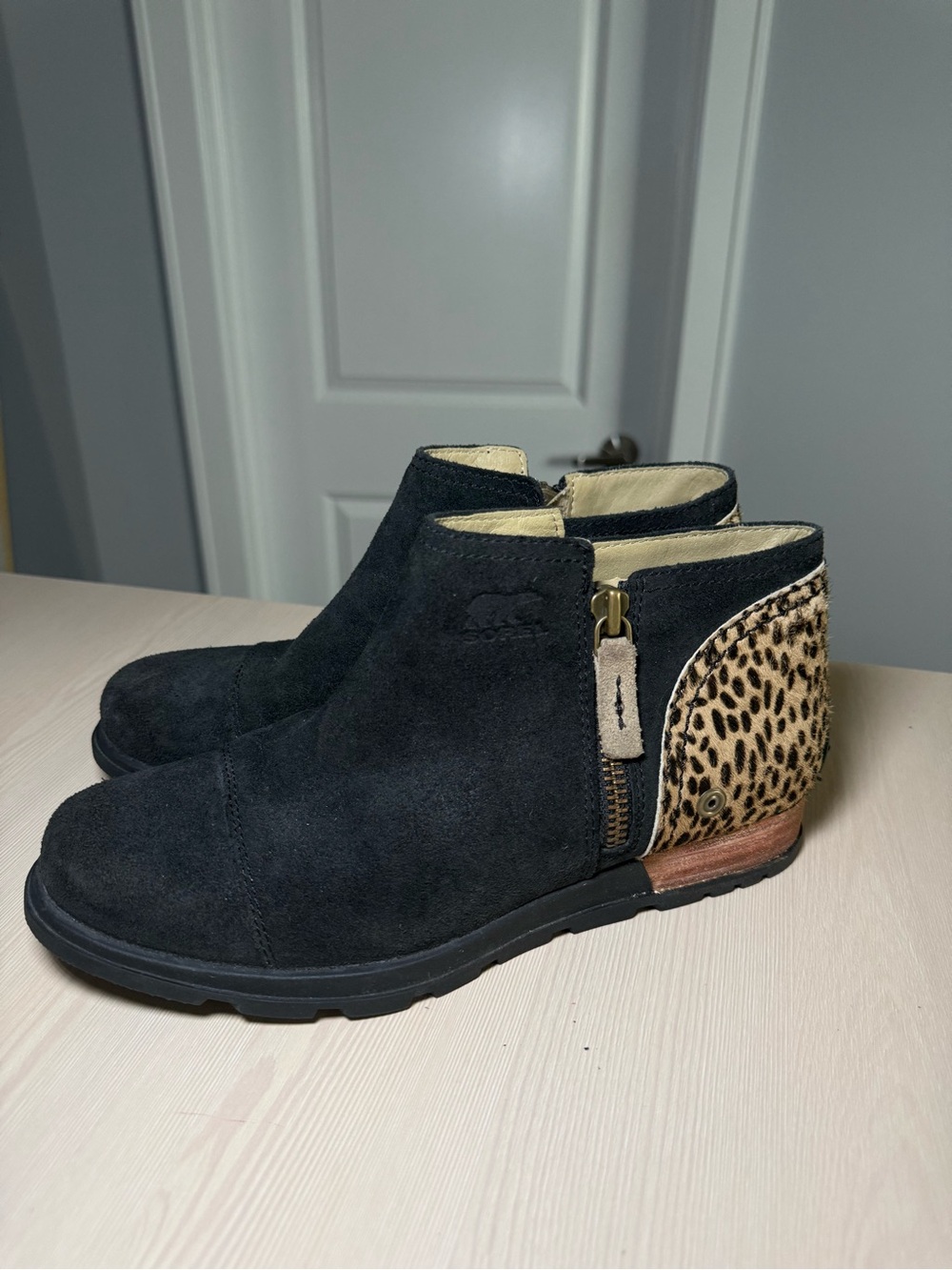 Sorel Major Low Premium Suede Black Leopard Print Ankle Zip Boots Women’s 8.5